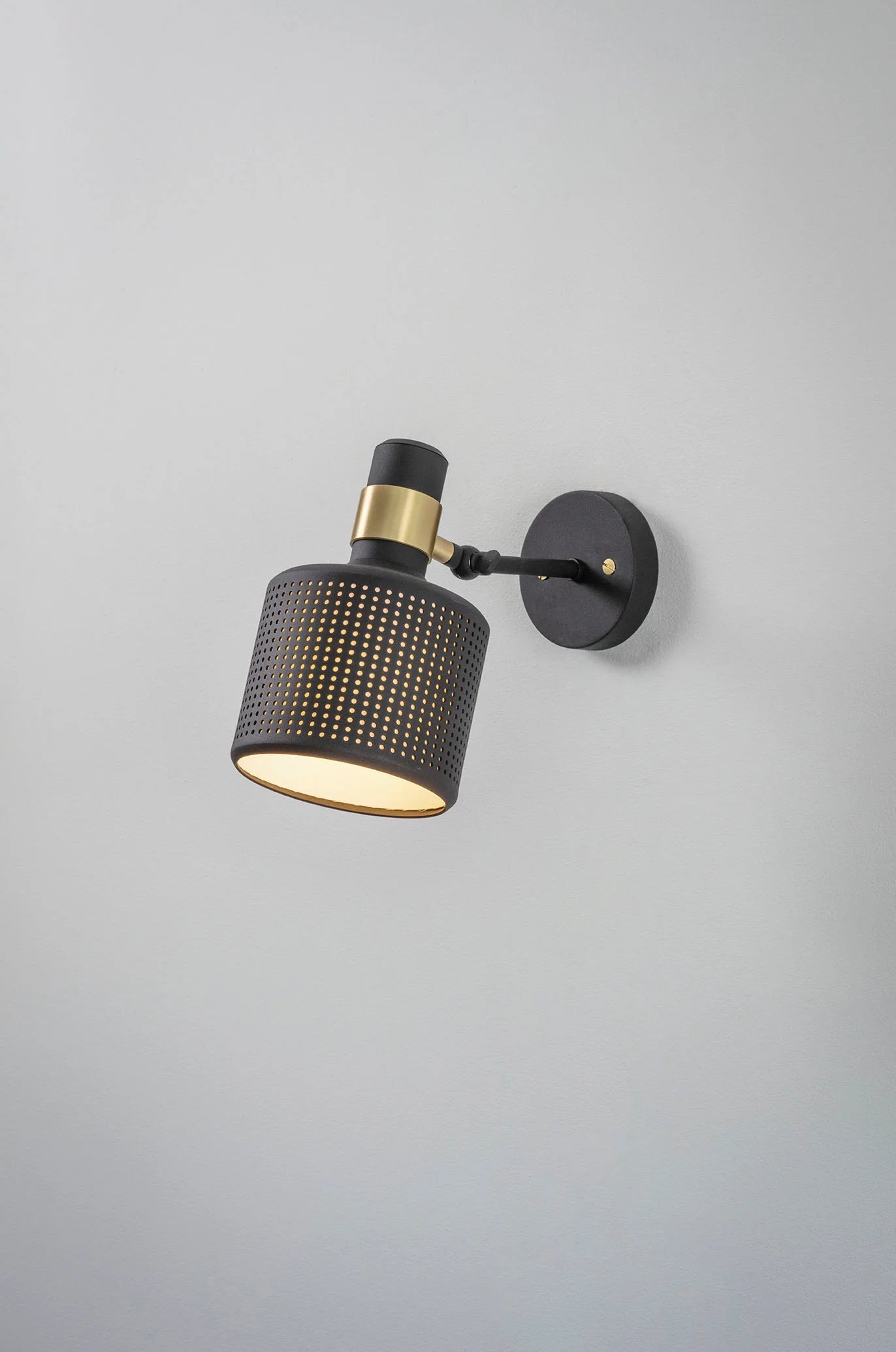 Riddle Single Wall Light (Brushed Brass/ Black) - Luxury Lighting Boutique