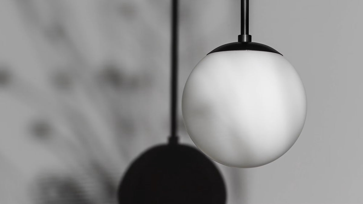 Schwung Globe Single B581 pendant front view