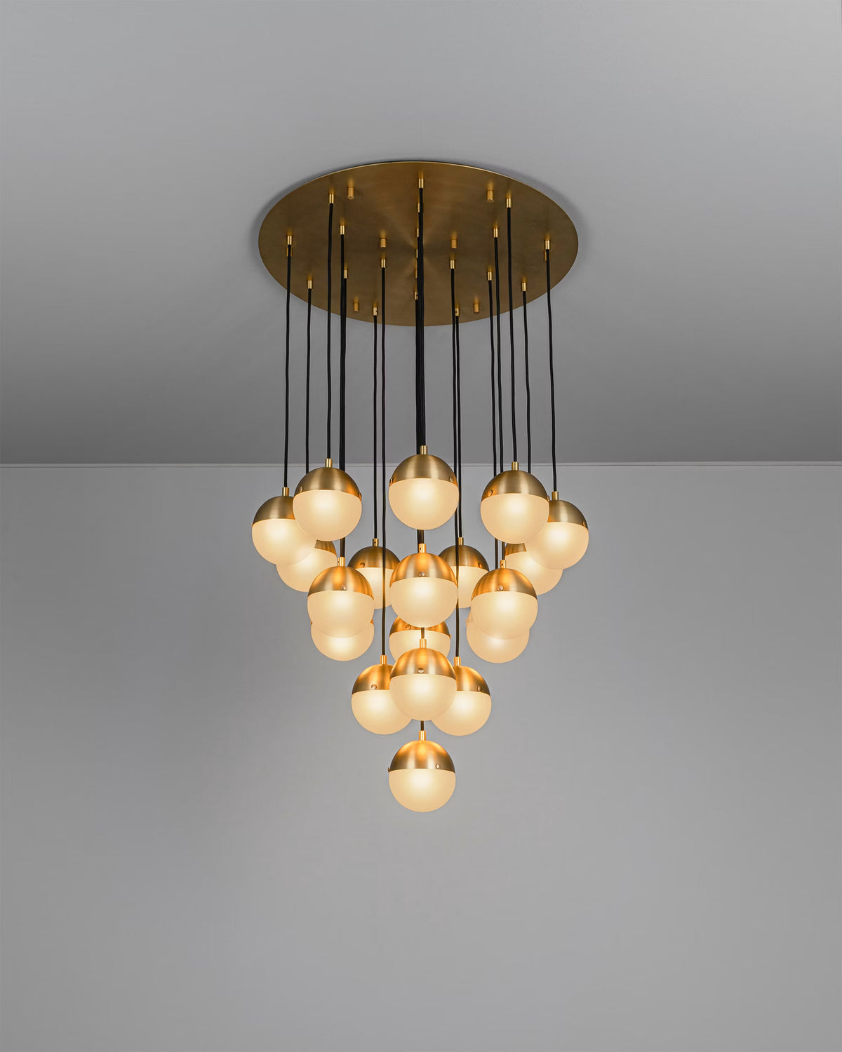 Schwung Molecule Cluster 19 B309 in Lacquered Burnished Brass